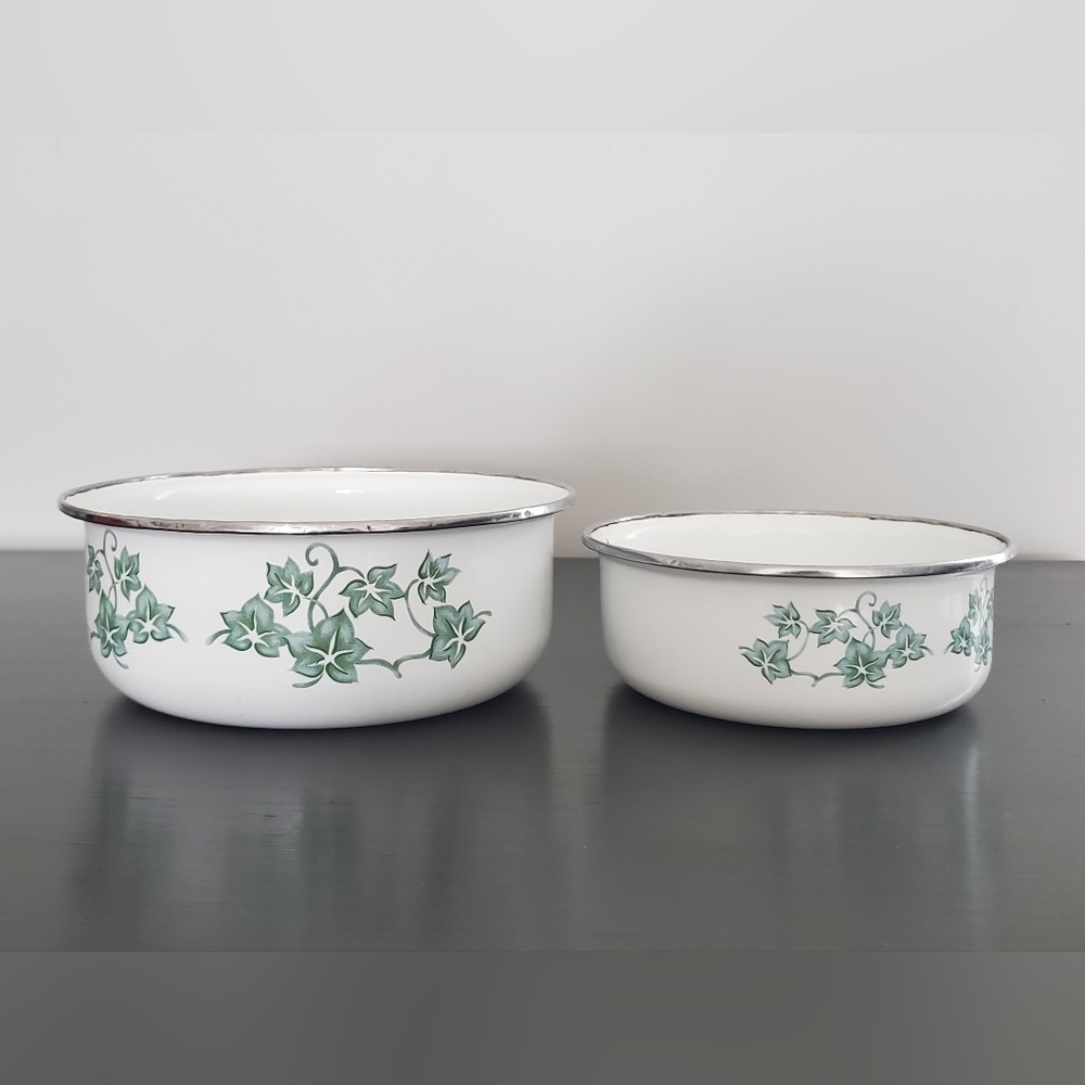 Set of 2 Vintage Lincoware Corelle Callaway Green Ivy Enamel Nesting Bow…